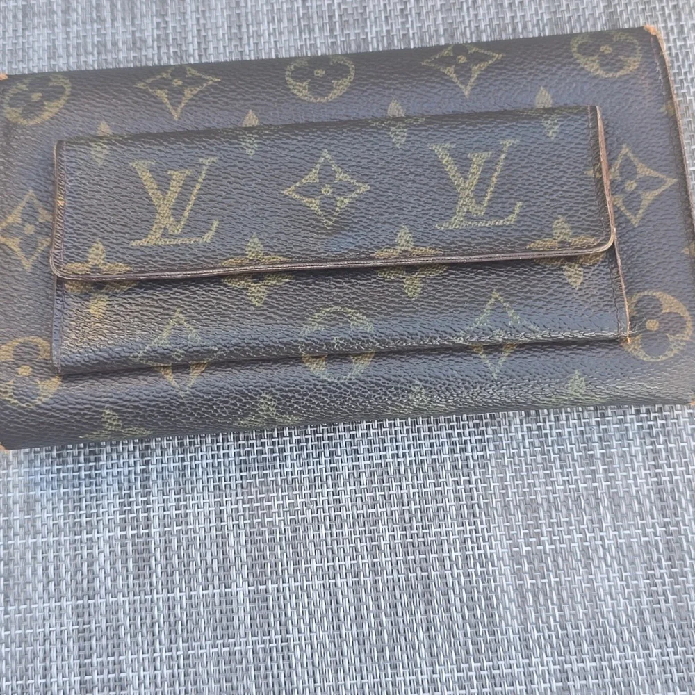 Free With $200 Purchase Louis Vuitton Monogram Wallet - Picture 2 of 14
